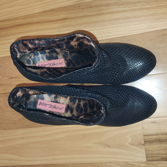 Betsy Johnson black "snakeskin" leather stiletto slouchy booties, 3.75" heel - Picture 4 of 7